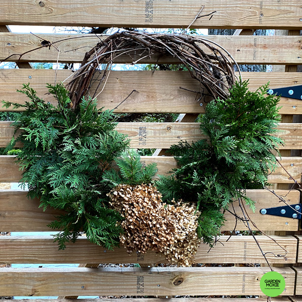 An Easy-to-Make Holiday Wreath